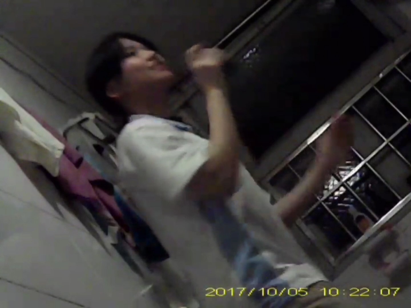 真实偷拍清纯学妹洗澡，学生妹身材不错
